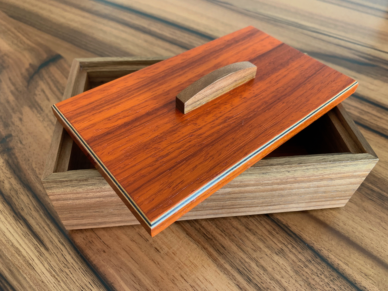 Nussbaum Box mit furniertem Deckel